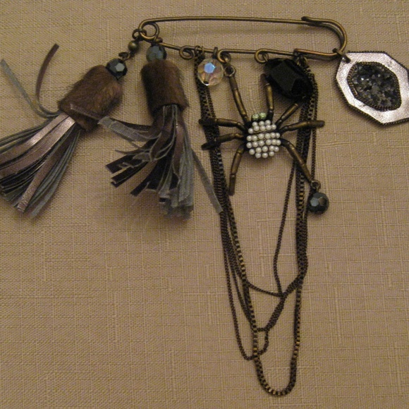 HANDCRAFTED 5 & 3/8" BROOCH Brass Pearl Spider - Picture 2 of 8